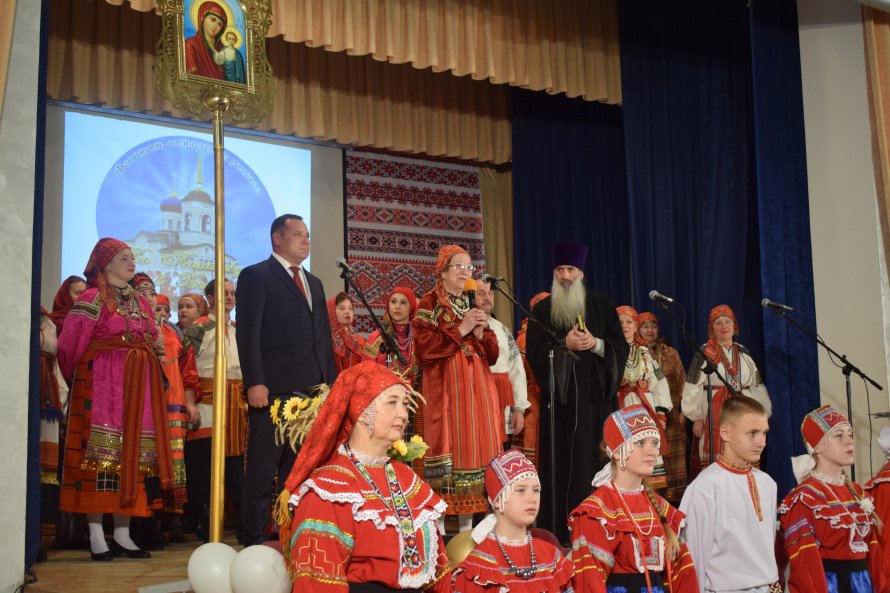 В селе Хохол прошел фестиваль фольклора и ремесел «На Казанскую в Хохле»