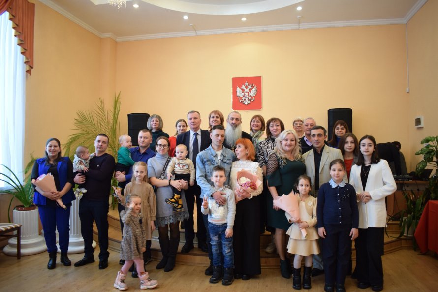 В Хохольском ЗАГСе чествовали многодетные супружеские пары